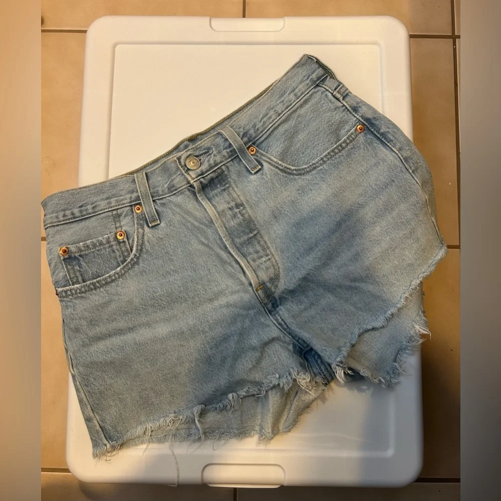 EUC Levi’s Light Blue Denim Women Shorts